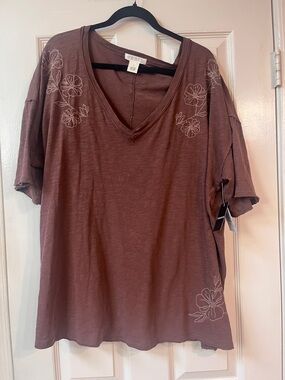 Torrid Festi mauve-brown V-neck floral embroidered tee